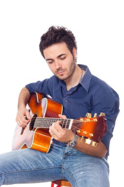 Gitar çalan genç adam