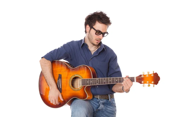 Νεαρός που παίζει κιθάρα — Φωτογραφία Αρχείου
