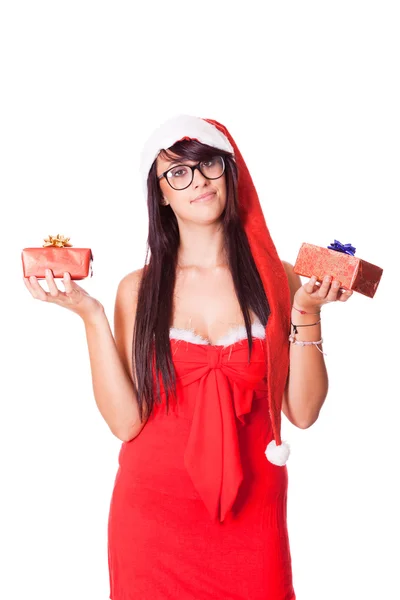 Frau mit Weihnachtsmütze und Weihnachtsgeschenk — Stockfoto