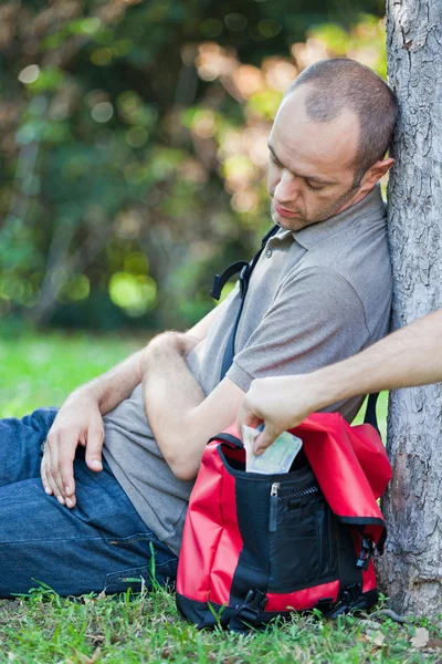 Pickpocket em Ação no Parque — Fotografia de Stock