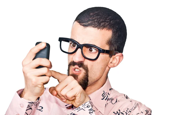 Zweifelhafter junger Mann tippt auf Handy — Stockfoto