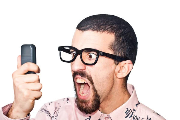 Rozhněvaný muž křičí na mobil — Stock fotografie