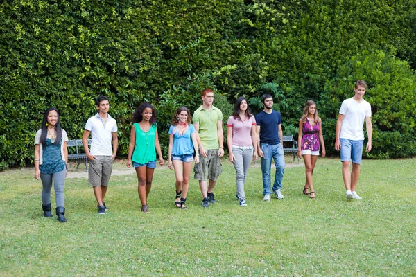 Skupina teenagerů v parku — Stock fotografie