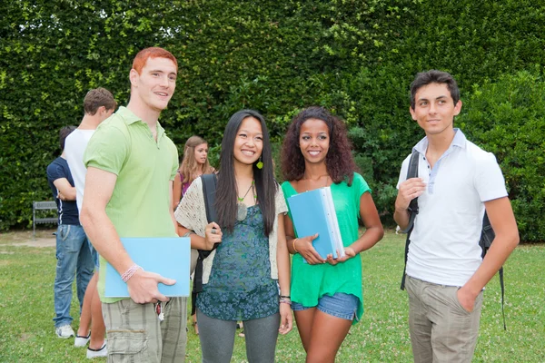 Multikulturális csoportja főiskolai hallgatók — Stock Fotó