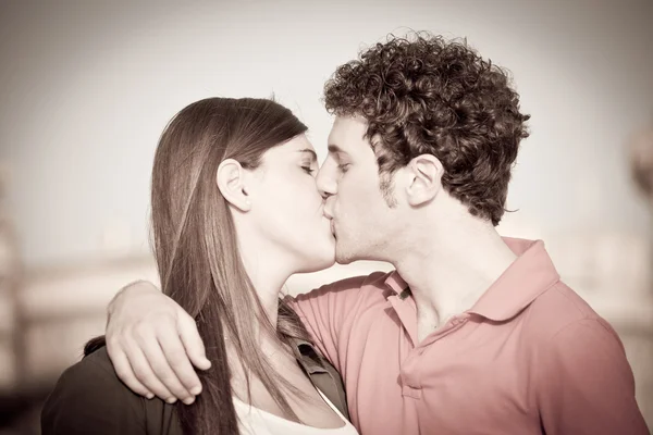 Unga par kysser — Stockfoto