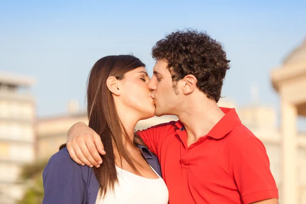 Jeune couple embrasser — Photo