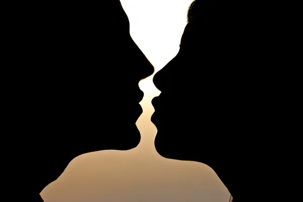 Giovane coppia silhouette al tramonto — Foto Stock