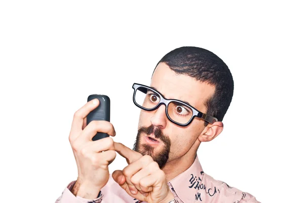 Twijfelachtig jongeman te typen op mobiele telefoon — Stockfoto