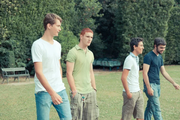 Мальчики-подростки в парке — стоковое фото