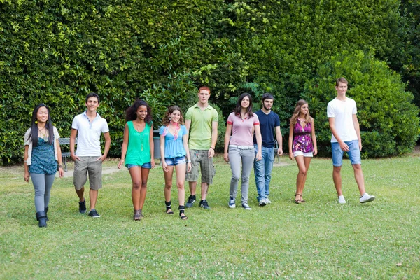 Groep tieners in het park — Stockfoto