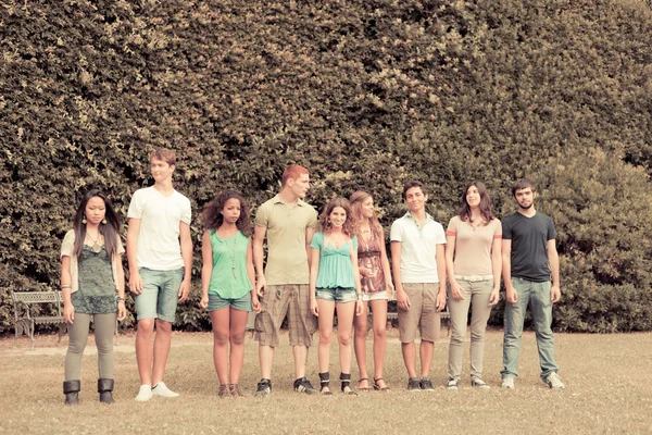 Група підлітків у парку — стокове фото