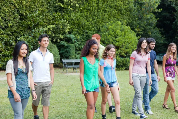 Grupo de Adolescentes no Parque — Fotografia de Stock