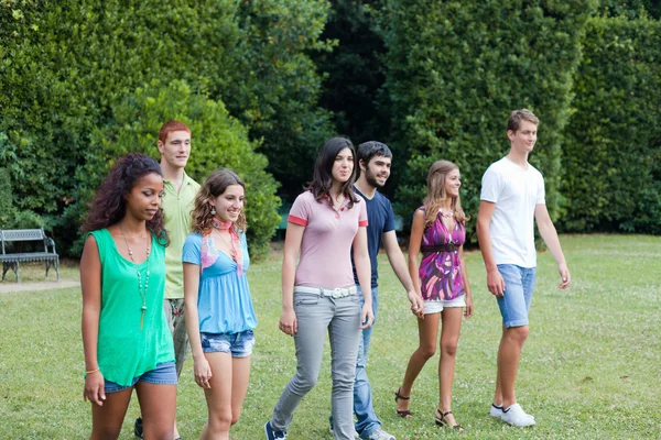 Группа подростков в парке — стоковое фото