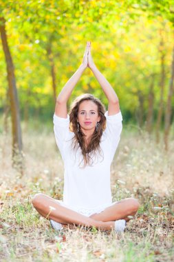 güzel kız yoga egzersizleri yapıyor