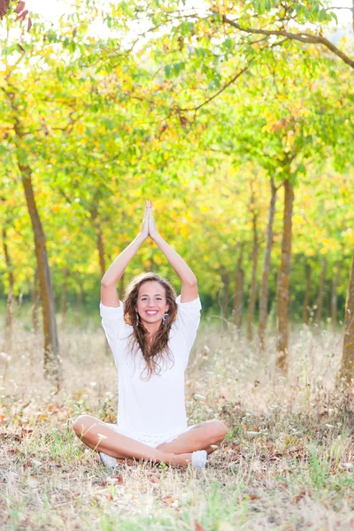 Vacker flicka gör yogaövningar — Stockfoto