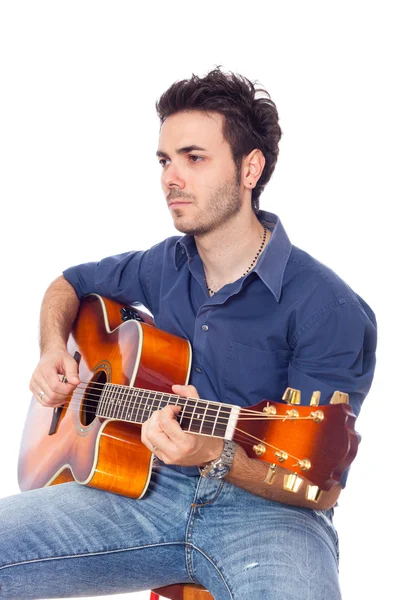 年轻人弹吉他 — 图库照片