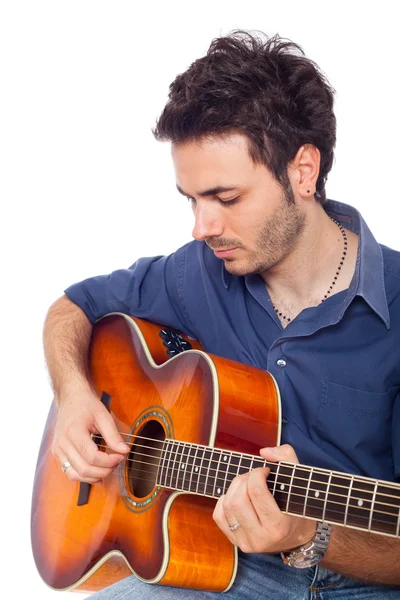 Jonge man die gitaar speelt — Stockfoto