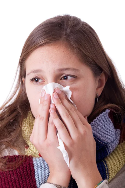 Donna malata che si soffia il naso — Foto Stock