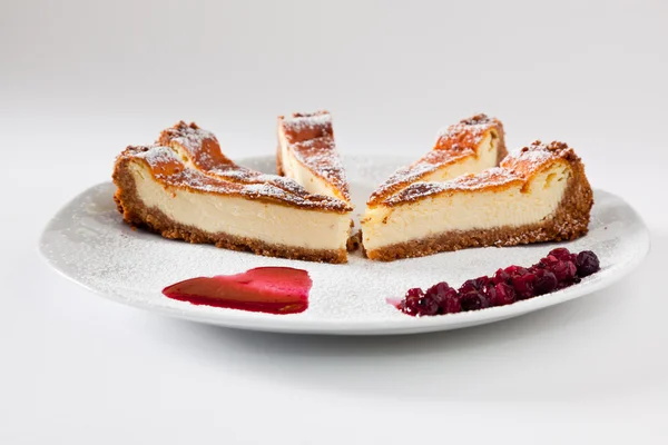 Cheesecake segmentet med bär — Stockfoto