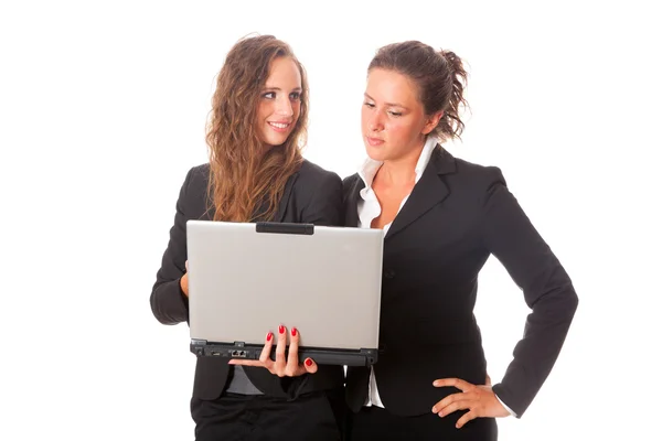 Zwei Geschäftsfrauen suchen Computer — Stockfoto