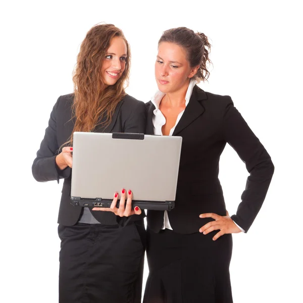 コンピューターを探している 2 つのビジネスの女性 — ストック写真