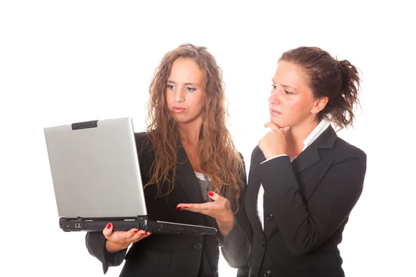 Två affärskvinnor söker datorn — Stockfoto