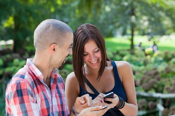 Couple heureux avec téléphone portable — Photo