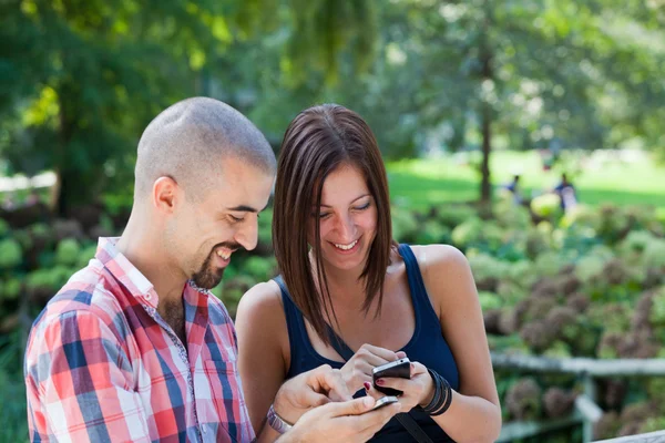 Šťastný pár s mobilním telefonem — Stock fotografie