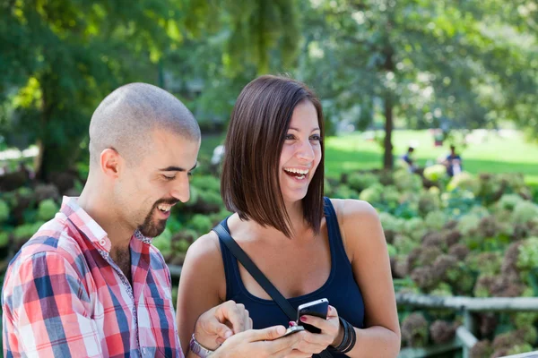 Gelukkige paar met mobiele telefoon — Stockfoto