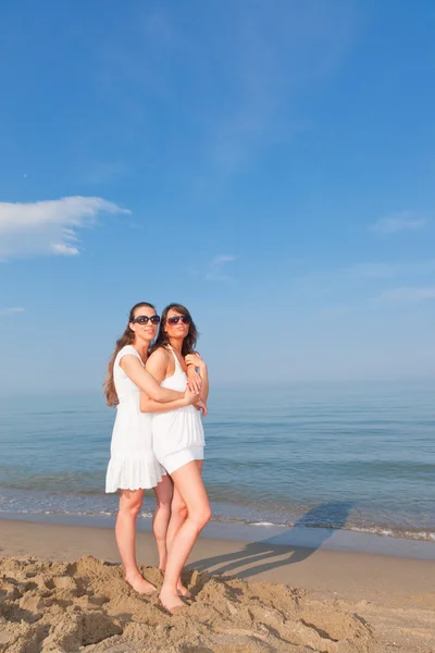 Deux amies embrassées sur la plage — Photo
