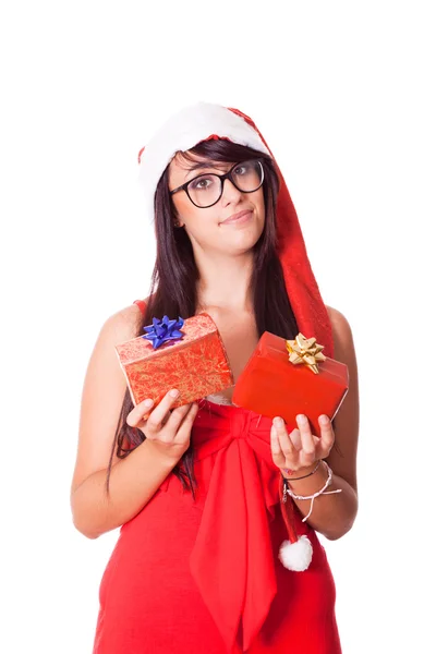 Femme avec chapeau de Père Noël et cadeau de Noël — Photo