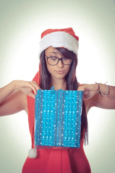 Vrouw met kerstman hoed en Kerstmis gift — Stockfoto