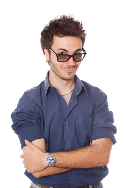 Усміхнений молодий чоловік з сонцезахисними окулярами — стокове фото