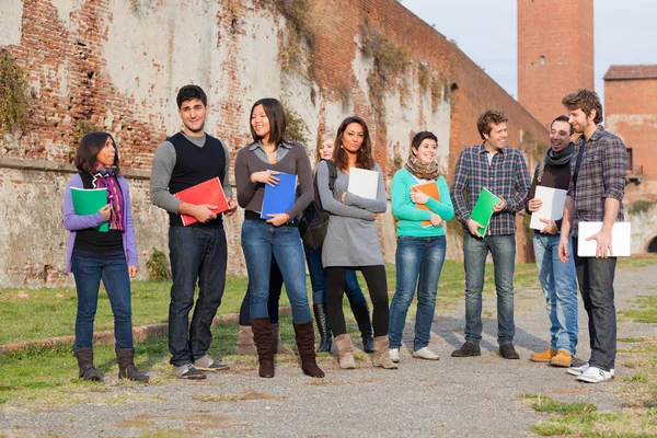 Estudiantes universitarios multiculturales — Foto de Stock