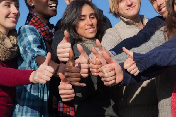 Estudantes universitários felizes com polegares para cima — Fotografia de Stock