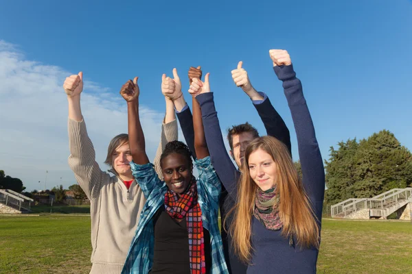 Estudiantes universitarios felices con pulgares hacia arriba —  Fotos de Stock