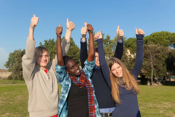 Estudiantes universitarios felices con pulgares hacia arriba — Foto de Stock