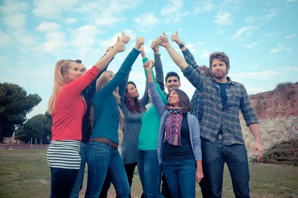 Estudiantes universitarios con pulgares arriba — Foto de Stock