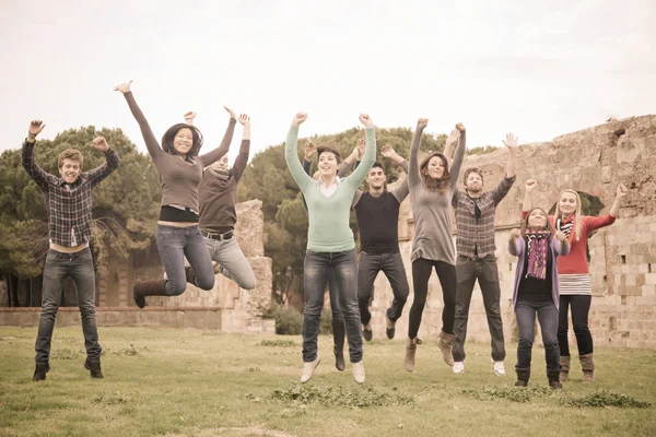 Estudiantes universitarios multiculturales saltando —  Fotos de Stock