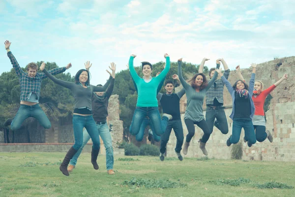 Estudiantes universitarios multiculturales saltando — Foto de Stock