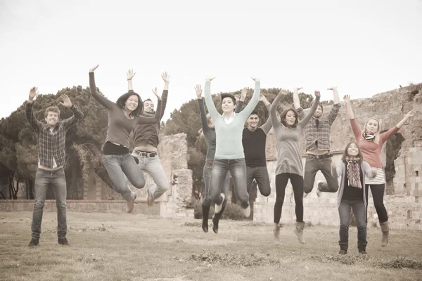 Estudantes universitários multiculturais saltando — Fotografia de Stock