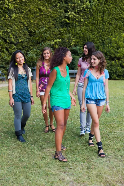 Tizenéves lányok, séta a parkban — Stock Fotó