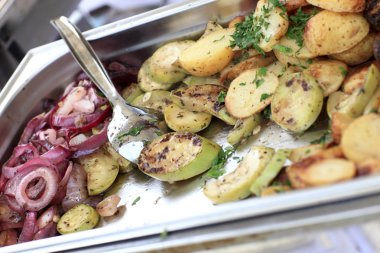 ızgara soğan iliği ve patates