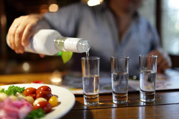 Man hälla vodka i pub — Stockfoto