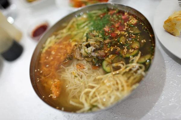 Naengmyeon v korejské restauraci — Stock fotografie