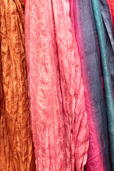 Tkaniny w sklepie Uzbekistanu — Zdjęcie stockowe