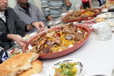 Özbek restoranda akşam yemeği