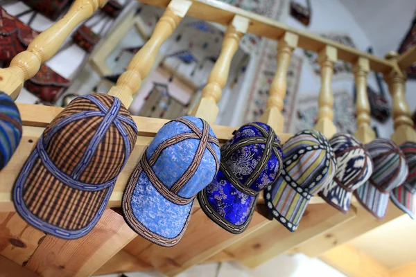 Gorras en uzbek tienda — Foto de Stock