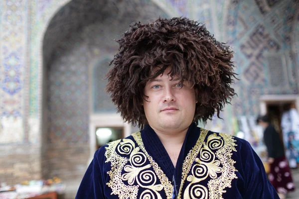ウズベク語の服の男ポーズ — ストック写真