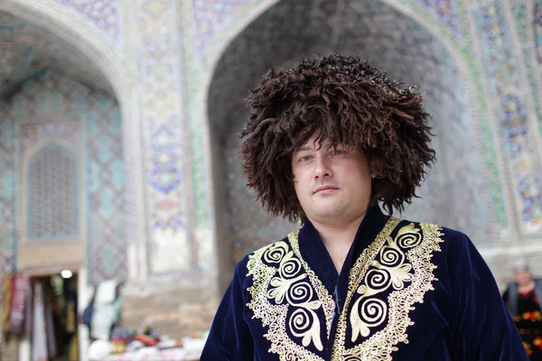 Turistické pózy v uzbecké oblečení — Stock fotografie